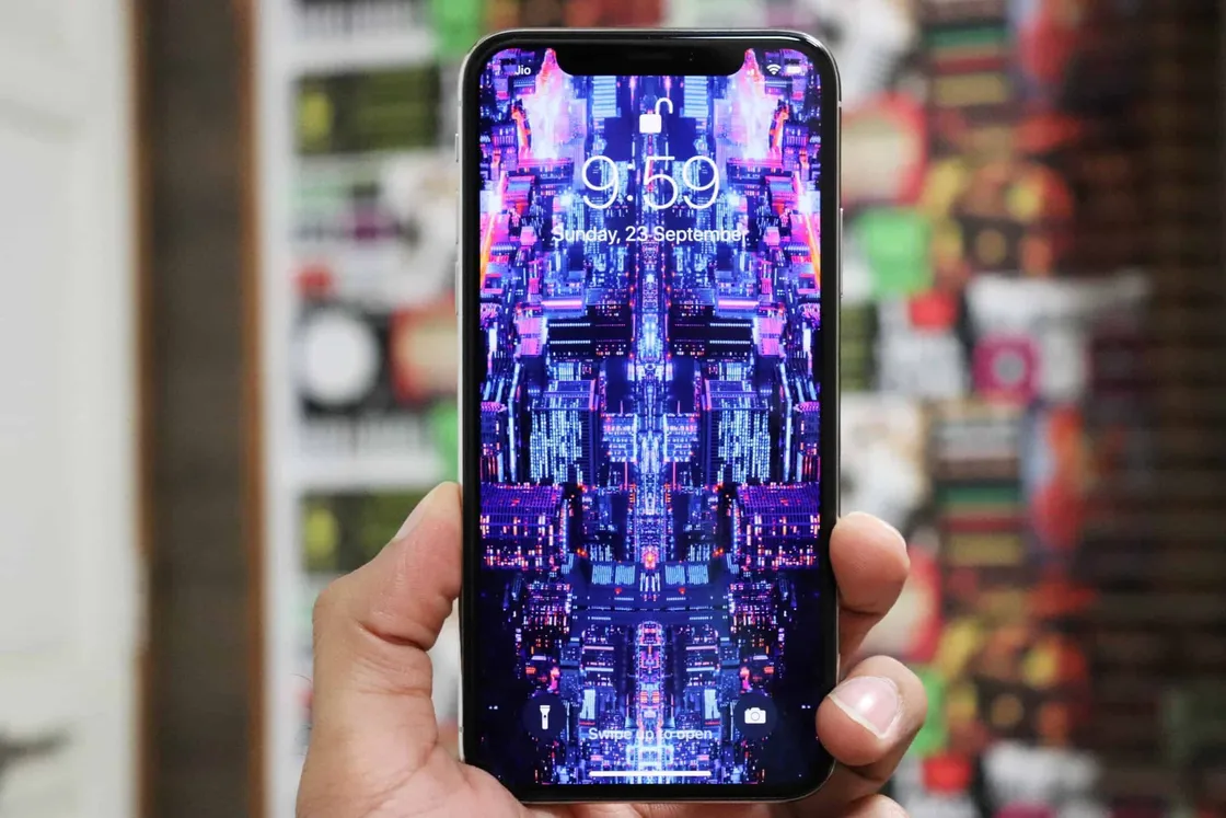 FIX: iPhone XS freezes at the lock screen issue