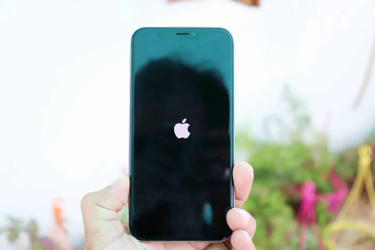 How to fix iPhone XS Max stuck at Apple Logo