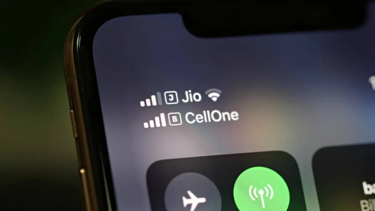 Activating eSIM through "Carrier Cellular Plan Ready to be Installed" notification on iPhone