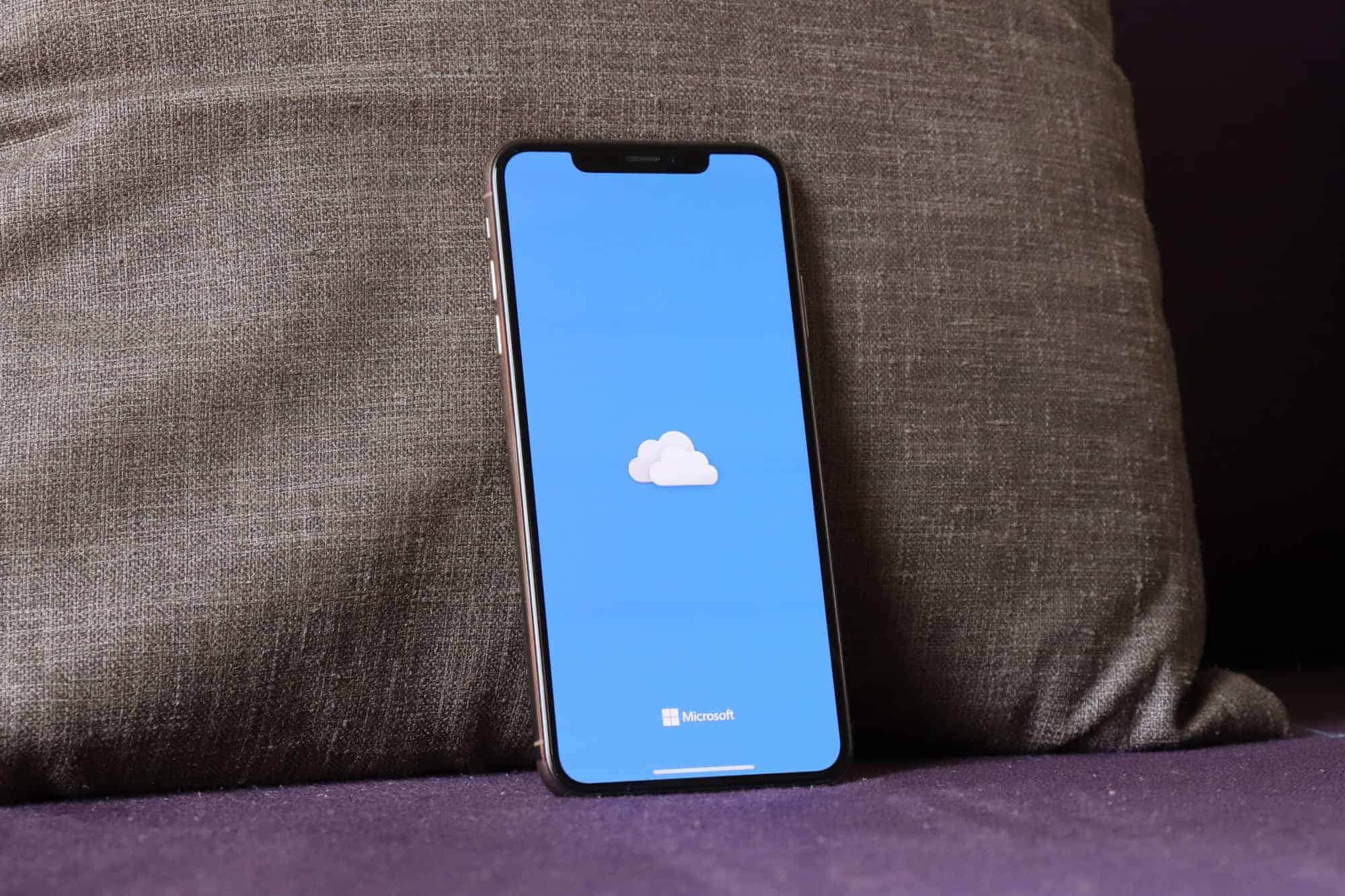Microsoft OneDrive app now fully supports the big display on iPhone XS Max
