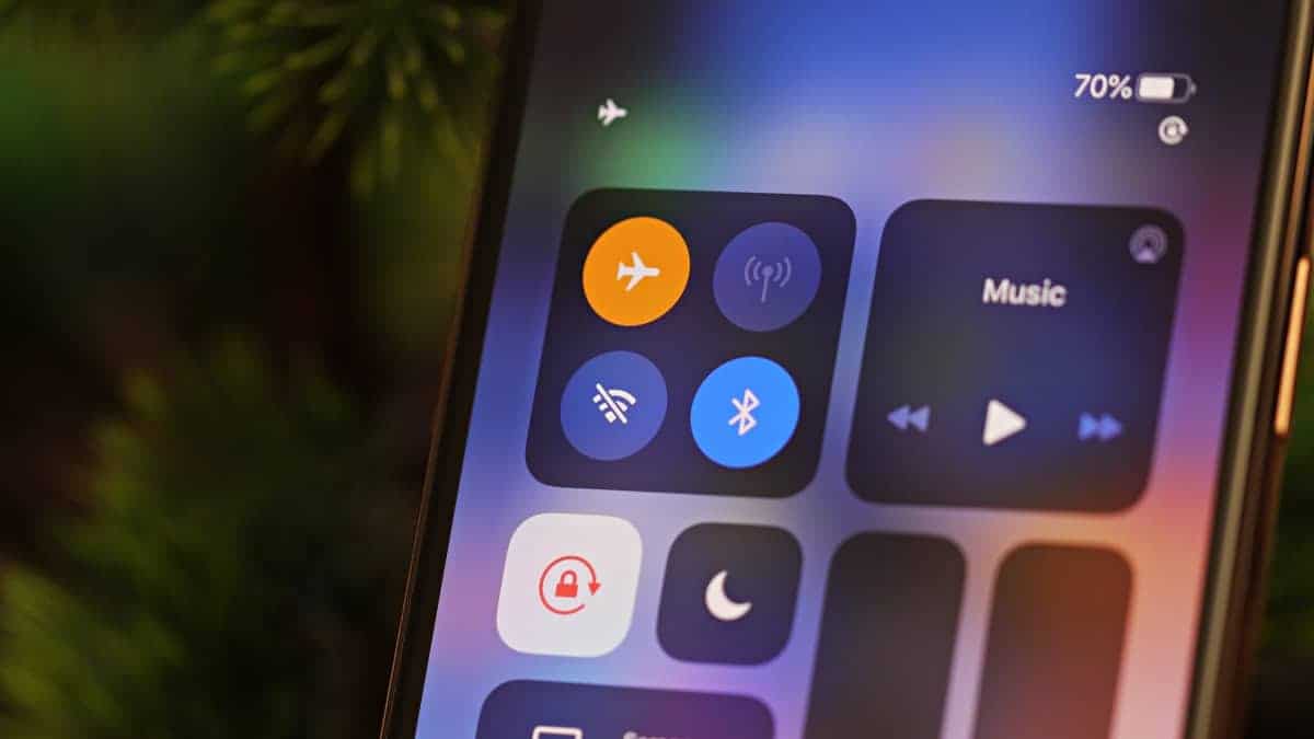 Airplane Mode on iPhone doesn't turns off Bluetooth on iOS 13