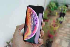 Does iPhone XS have wireless charging?