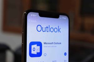 Microsoft Outlook app now fully supports iPhone XS, XS Max, and XR