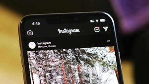 How to Quickly Turn Off Dark Mode in Instagram on iPhone
