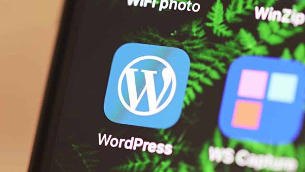 WordPress iPhone app gets "Sign in with Apple" and iOS 13 Dark Mode