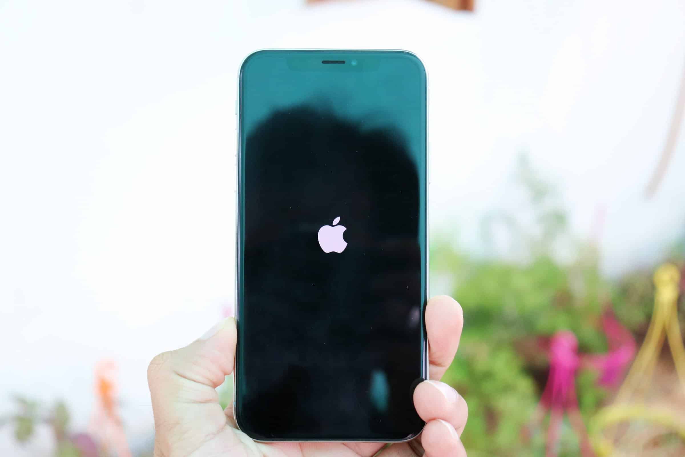 Включается iphone яблоко. Черный экран на айфоне. Айфон 7 яблоко горит. Включение черного айфона x. Включённый чёрный айфон.